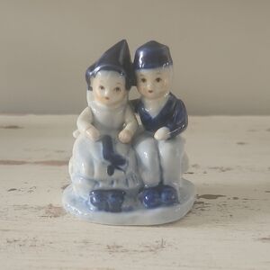 Delft Couple Ceramic Figurine